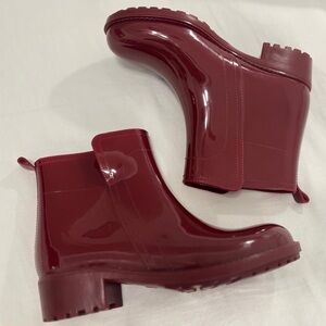 Tommy Hilfiger rain boots in a beautiful burgundy color